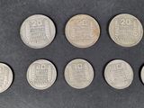 six types de pièces différents sont représentés sur une surface noire