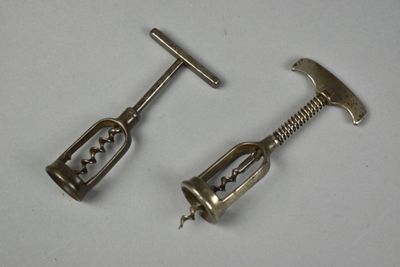 Lot de deux TIRE-BOUCHONS en fer, hélice à deux branches