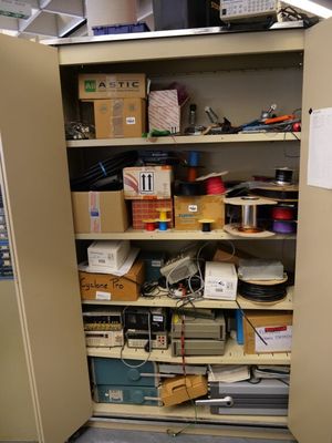 1 Armoire Contenant DU Materiel DE Test Obsolete, Fer A Soud…