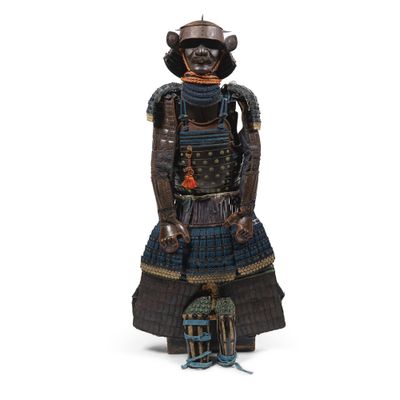 une statue représentant un samouraï avec un casque et un sabre