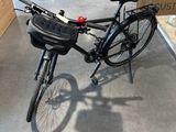 un vélo garé dans un magasin
