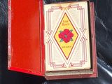 une petite boîte rouge contenant une rose rouge