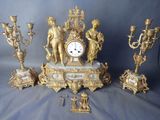 de nombreux types d'horloges et de bougies sur la table