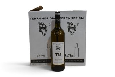 une bouteille de vin blanc posée à côté d'un carton de vin