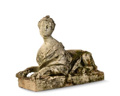 une statue en pierre représentant une femme assise sur un rocher