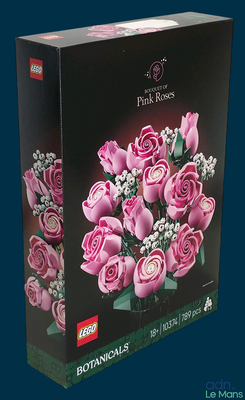 une boîte contenant un bouquet de roses roses