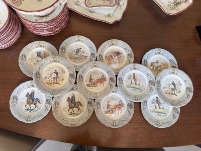 beaucoup d'assiettes et de bols sur la table