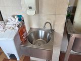 un lavabo dans un coin de toilettes publiques