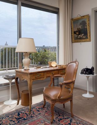 un bureau avec une chaise et une lampe dans une pièce