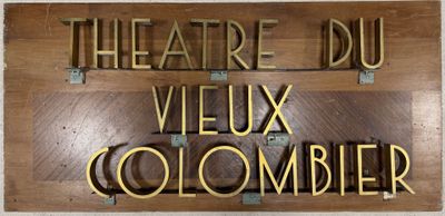 the theatre du vieux colombier sign on the wall of a building