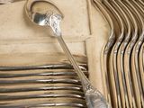 many spoons and spoon spoons in a box