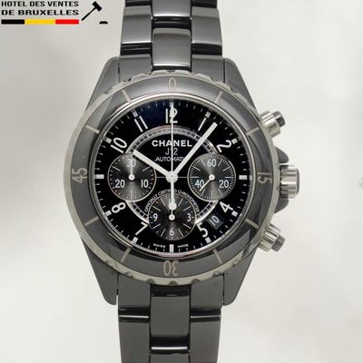 Montre chronographe Chanel avec cadran et bracelet noirs