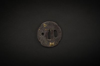 Garde de sabre japonais dite tsuba, en bronze patiné noir, c…