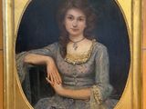 portrait d'une femme en robe bleue dans un cadre doré