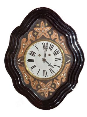 une horloge à chiffres romains accrochée au mur
