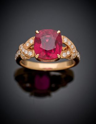 une bague en rubis et diamants