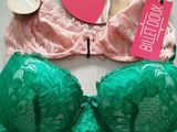 un gros plan sur un soutien-gorge vert muni d'une étiquette rose