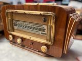 an old fashioned radio sitting on top of a table in a room