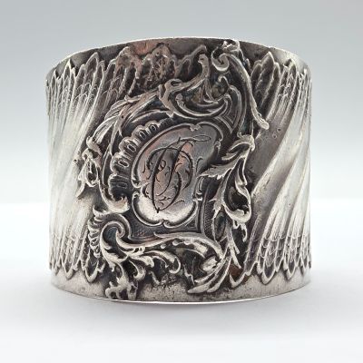 un gros plan d'un bracelet en argent orné d'un blason