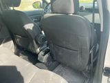 les sièges arrière d'une voiture, avec un chien sur le siège passager