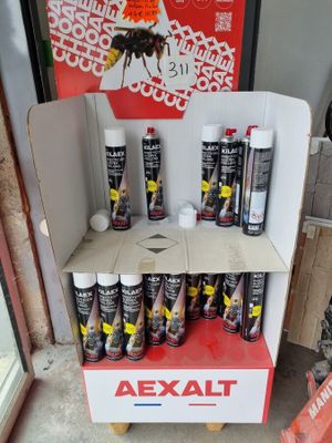 un présentoir d'articles variés proposés à la vente dans un magasin