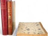 deux vieux livres posés l'un à côté de l'autre sur une surface blanche