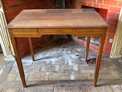 BUREAU PLAT en bois naturel. 73 x 82 x 50 cm.