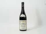 une bouteille de vin posée sur une table