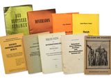 plusieurs livres sont empilés sur une surface blanche