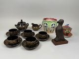de nombreuses tasses et soucoupes posées sur une table