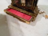 la photo d'un chien dans un cadre, au-dessus d'un livre
