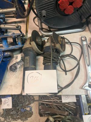 de nombreux outils posés sur une table
