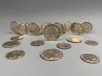 plusieurs pièces de monnaie sont disposées en ligne sur une surface blanche