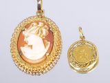 deux pendentifs en or et en camée, dont l'un représentant le visage d'une femme