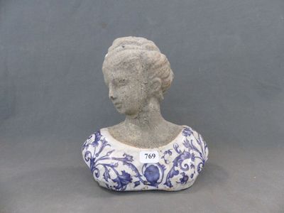 une statue représentant une femme vêtue d'une robe bleue et blanche