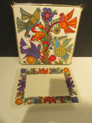 une boîte blanche ornée d'un dessin représentant des oiseaux et des fleurs