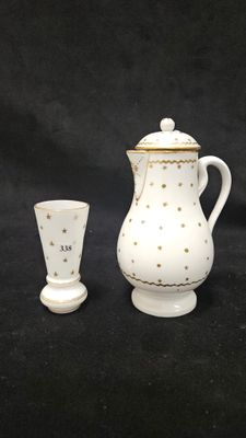 une cafetière blanche et une tasse sur fond noir