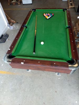 une table de billard sur laquelle se trouve une boule de billard