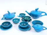 un service à thé bleu comprenant des tasses et des soucoupes