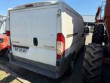 une camionnette blanche garée sur un terrain
