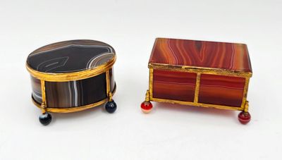deux boîtes posées l'une à côté de l'autre sur une table