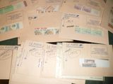 de nombreuses enveloppes affranchies posées sur une table