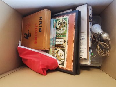 une boîte remplie de livres et d'autres objets