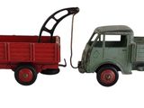 deux camions miniatures placés côte à côte sur un fond blanc
