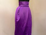 une jupe violette de femme sur un mannequin, un mannequin, un mannequin, un mannequin, un mannequin, un mannequin, un mannequin, un mannequin