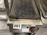 un grill portant un numéro, dans une cuisine