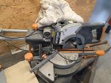 quelqu'un utilise une scie circulaire pour couper une pièce de bois