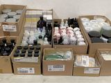 de nombreuses boîtes remplies de différentes sortes de peinture et de matériel