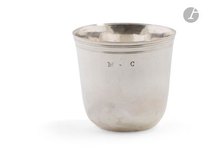une coupe en argent posée sur une table