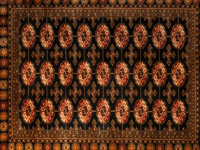 un tapis noir orné de médaillons rouges et dorés